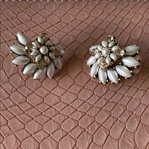 Olive and Piper Stud pearl Earrings ✨ NWOT